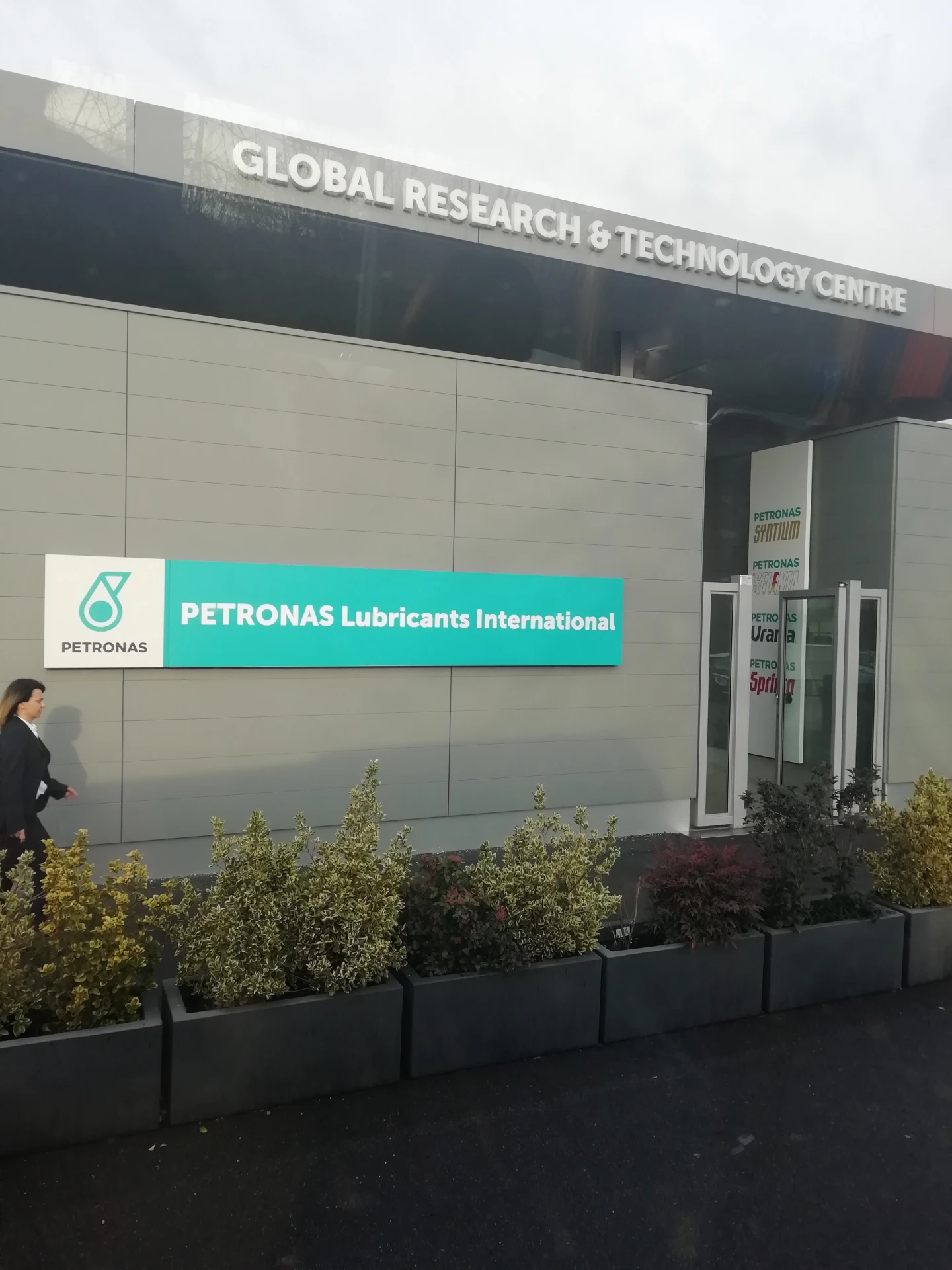 Как появляются новые продукты PETRONAS? Начинается процесс с того, что на основании тех...