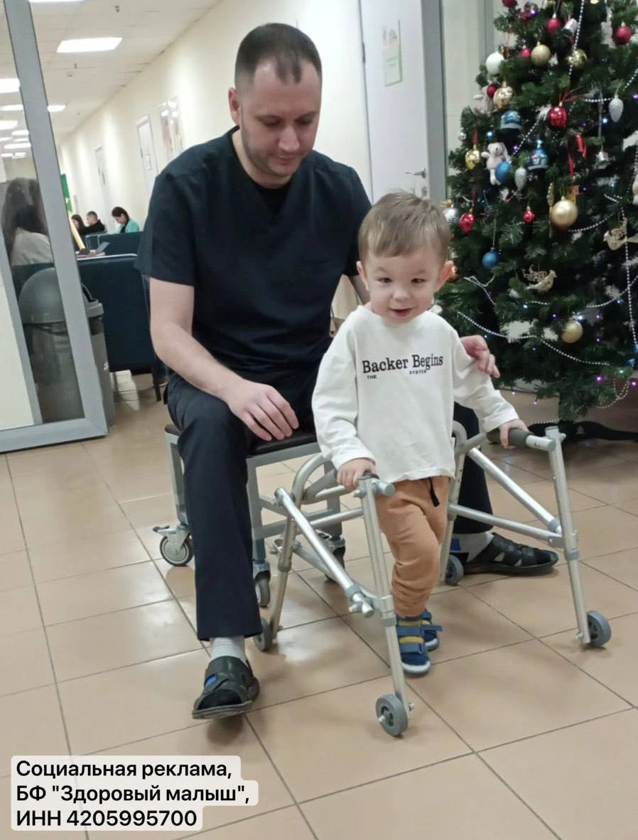 Мама умерла. Папа отказался. А он всё равно учится ходить.