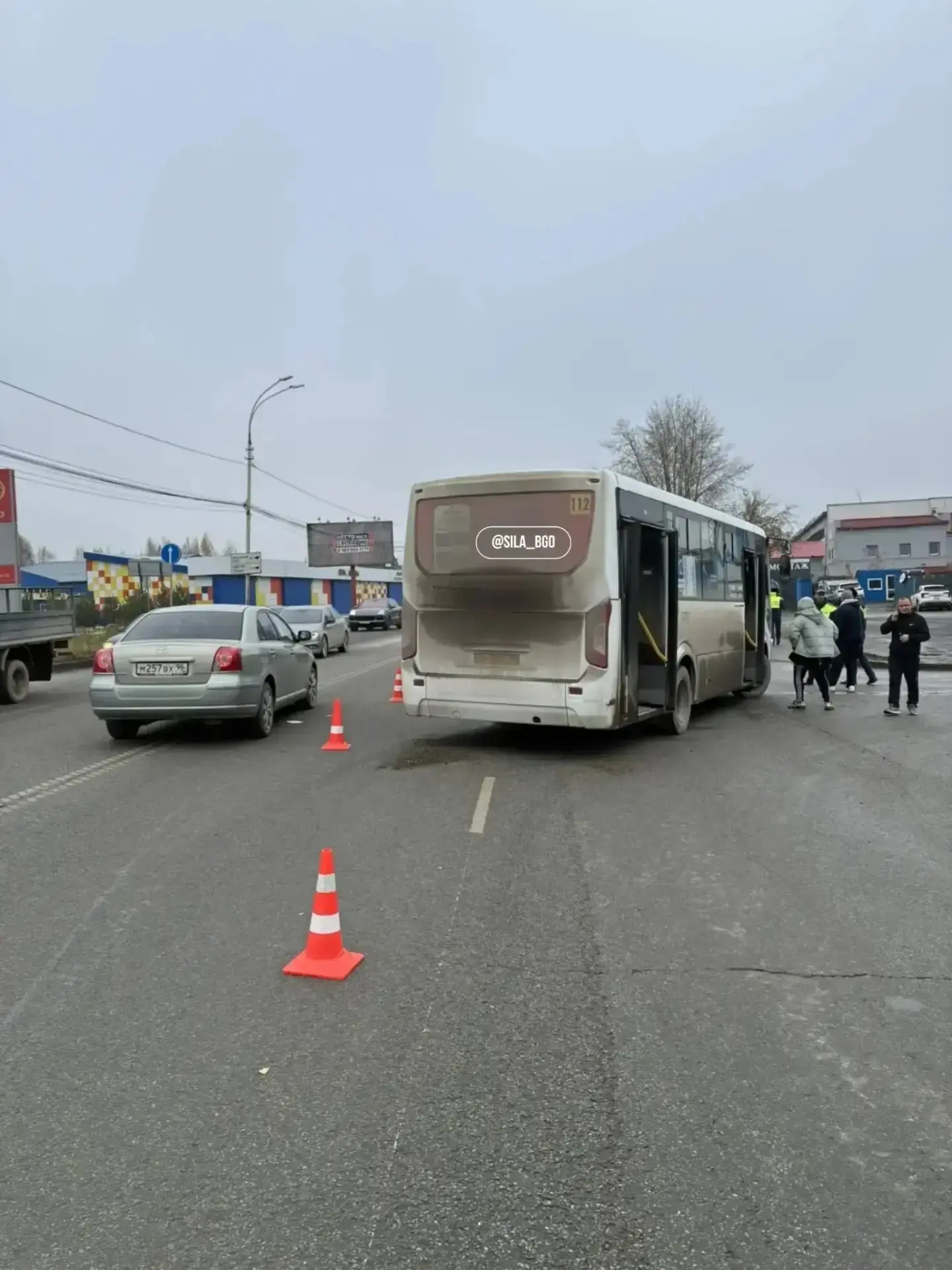 В Березовском грузовик протаранил автобус с 25 пассажирами.