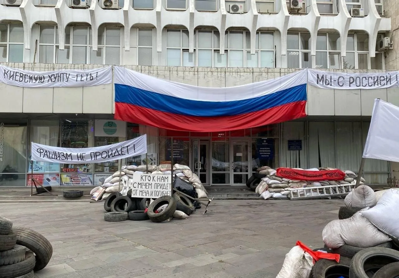 Палатки, покрышки и плакаты: в центре Ростова снова снимают кино