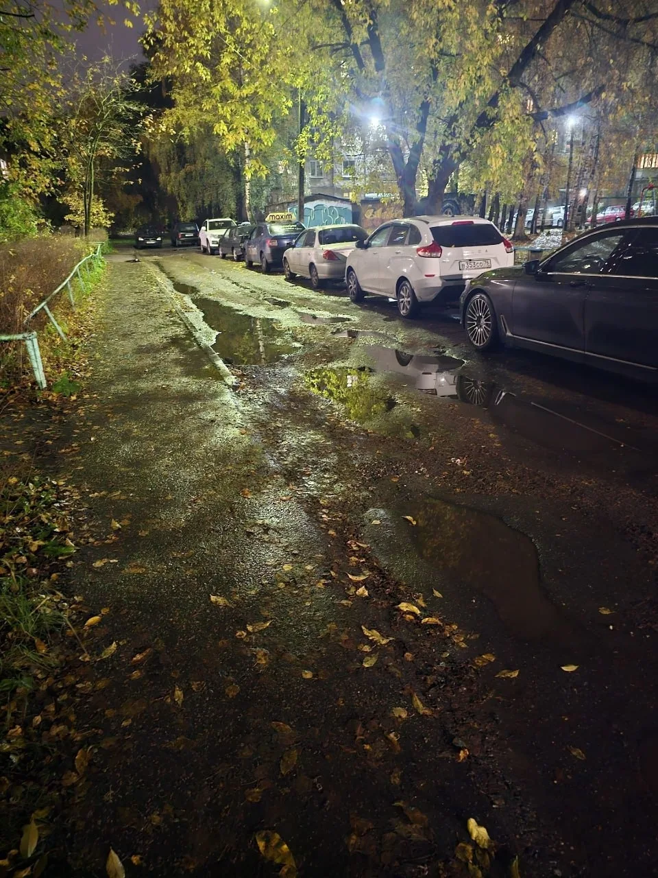 Семь лет грязи и ям: жители жалуются на въезд во двор