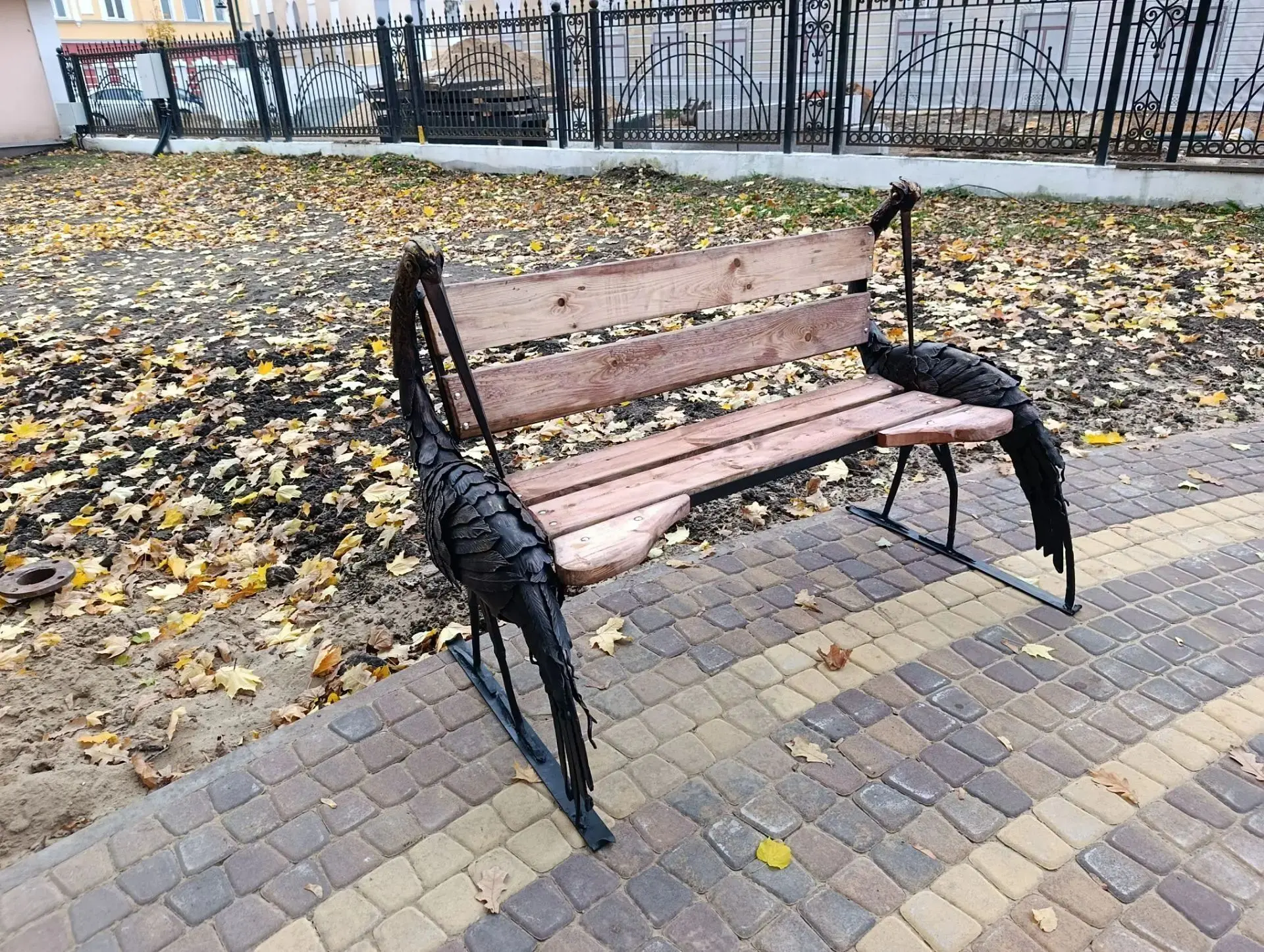 В Журавлевском парке стало больше птиц: к трем бронзовым журавлям на фонтане добавили е...