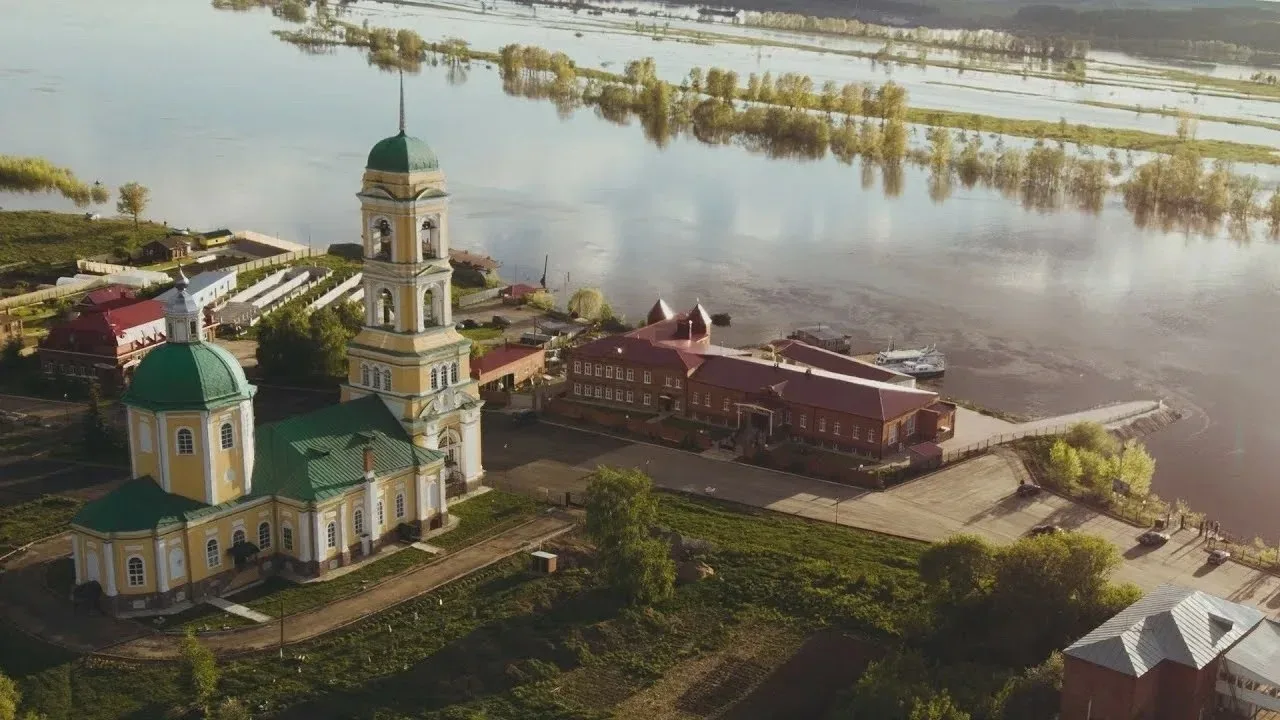 На берегу Камы оставляют мусор