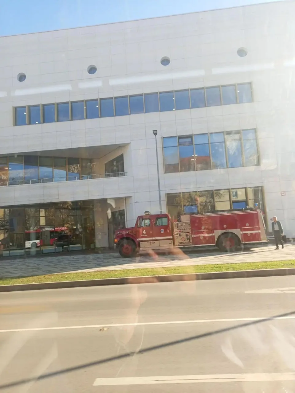 Возле краевой музыкалки скопились пожарные авто, но это не то, что все подумали.