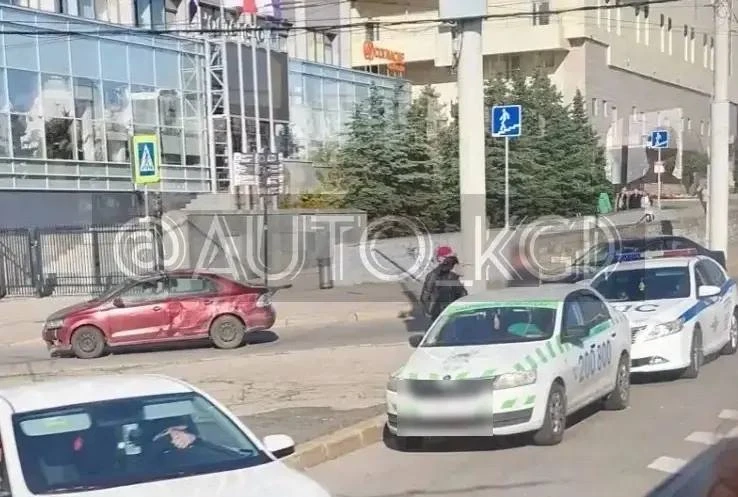 Ну а тут двое решили сломать систему и бахнулись на съезде с Ленинского на Московский.