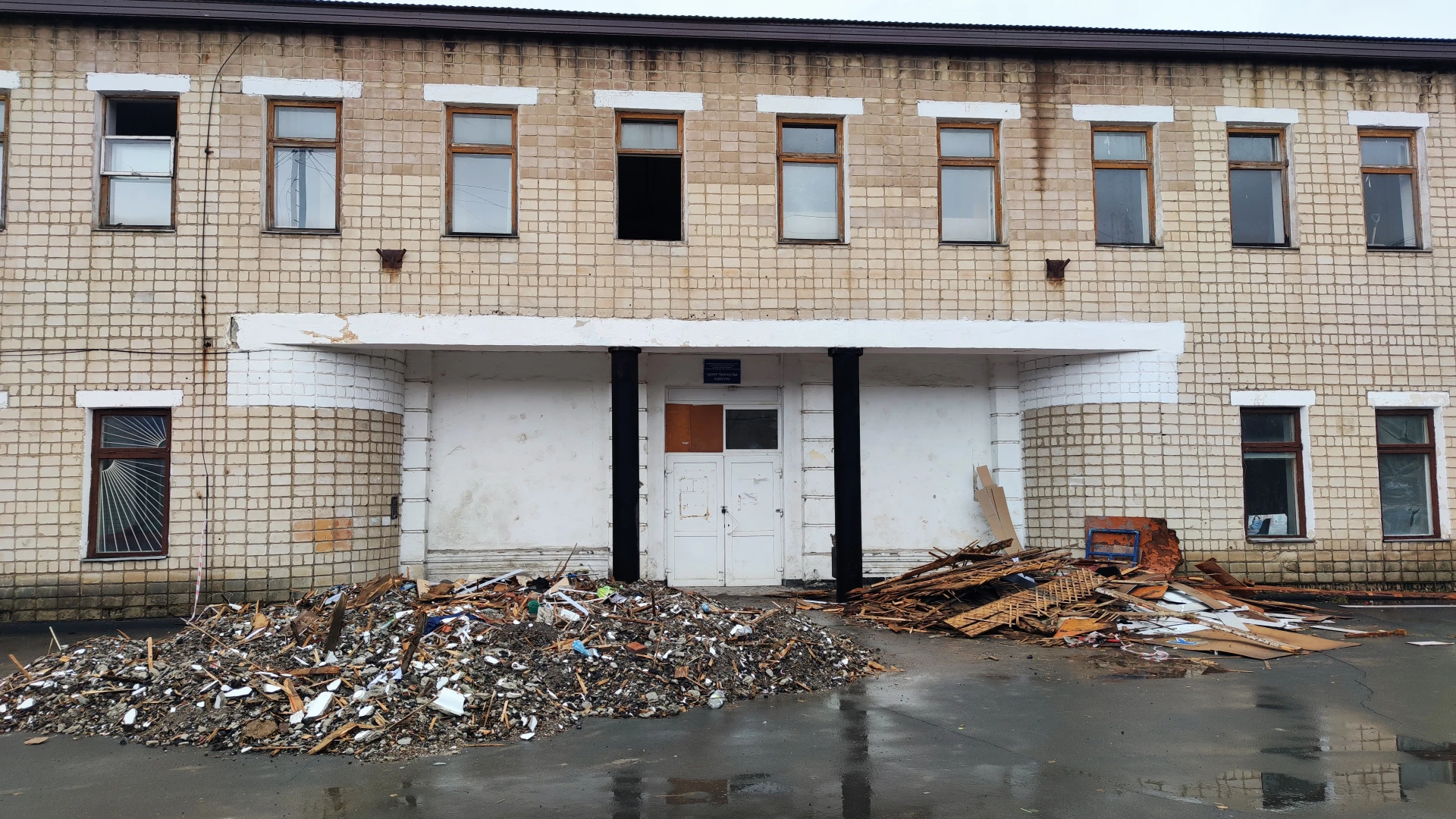 В ДК "Машиностроитель" идет капитальный демонтаж внутренних перегородок и потолочных пе...