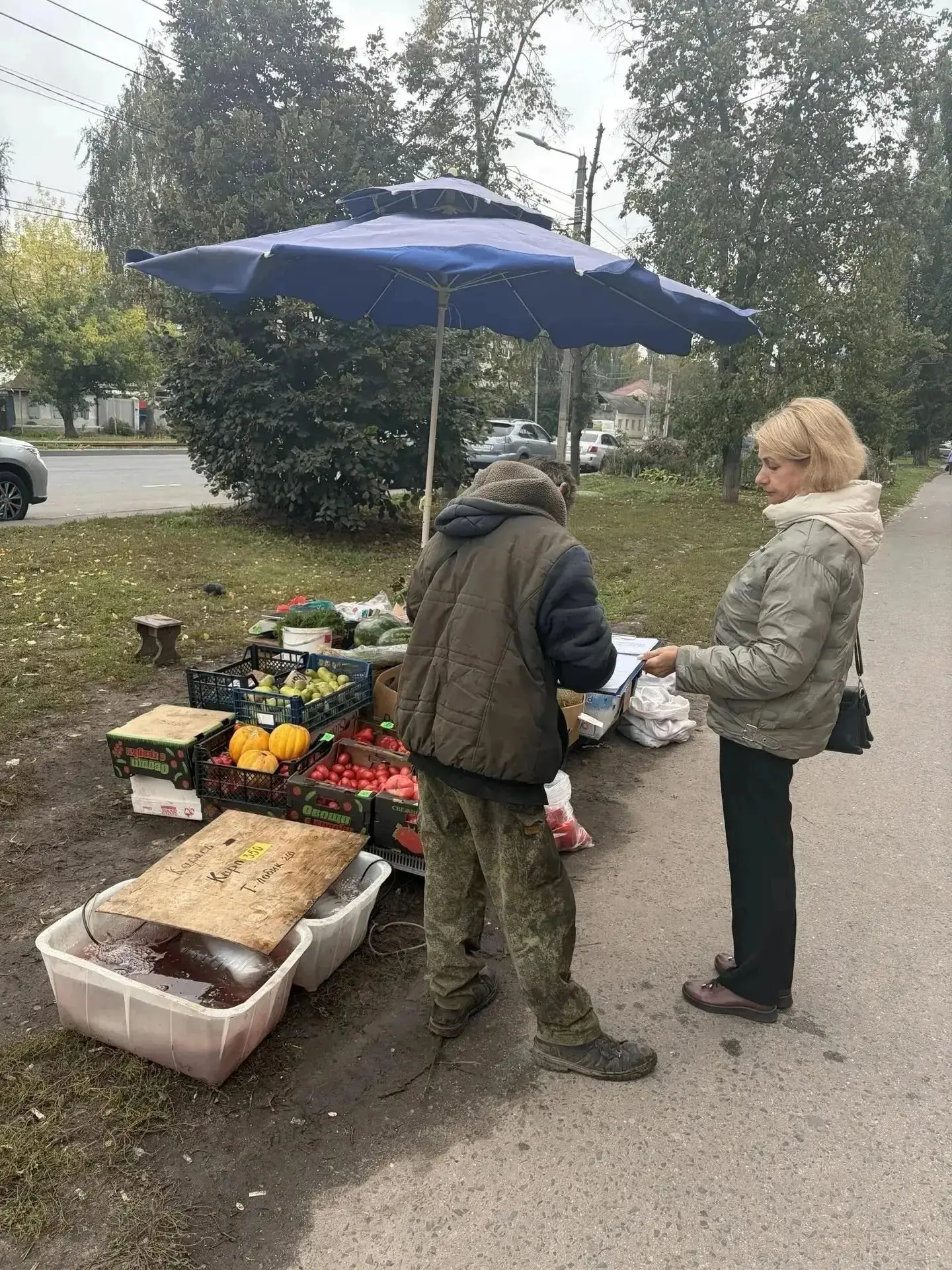 Работники окружных администраций проводят рейды против незаконной торговли