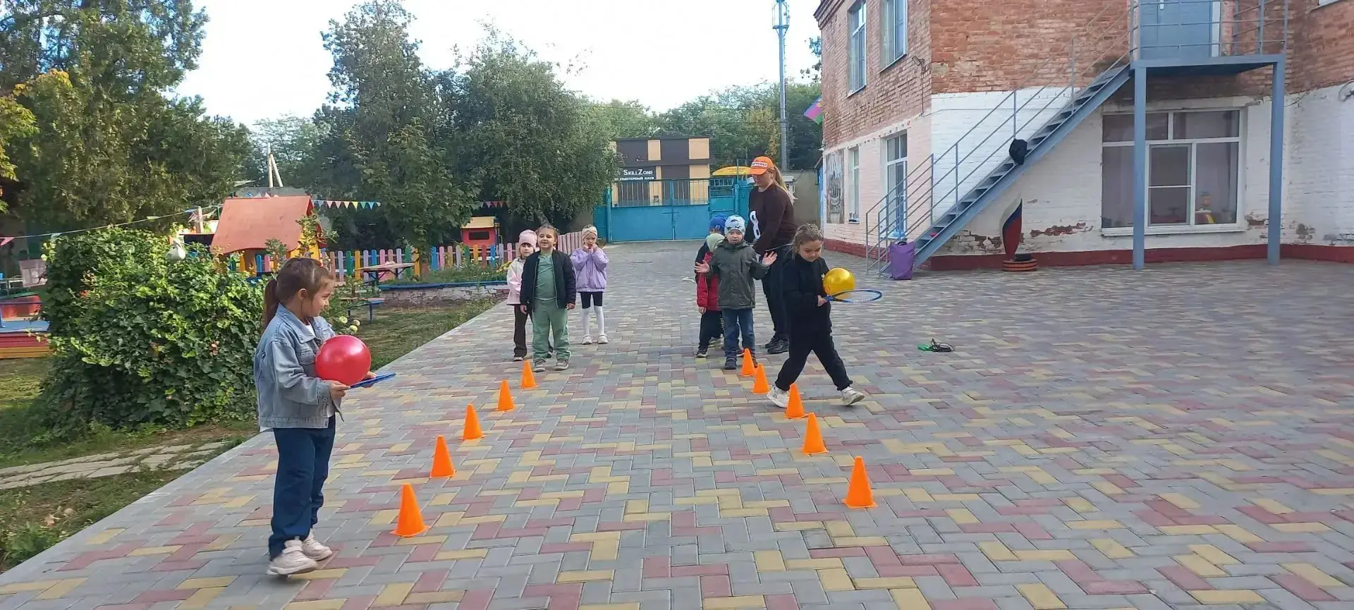 В старшей группе прошёл физкультурный досуг с Петрушкой и Спортсменом . Спортивное меро...