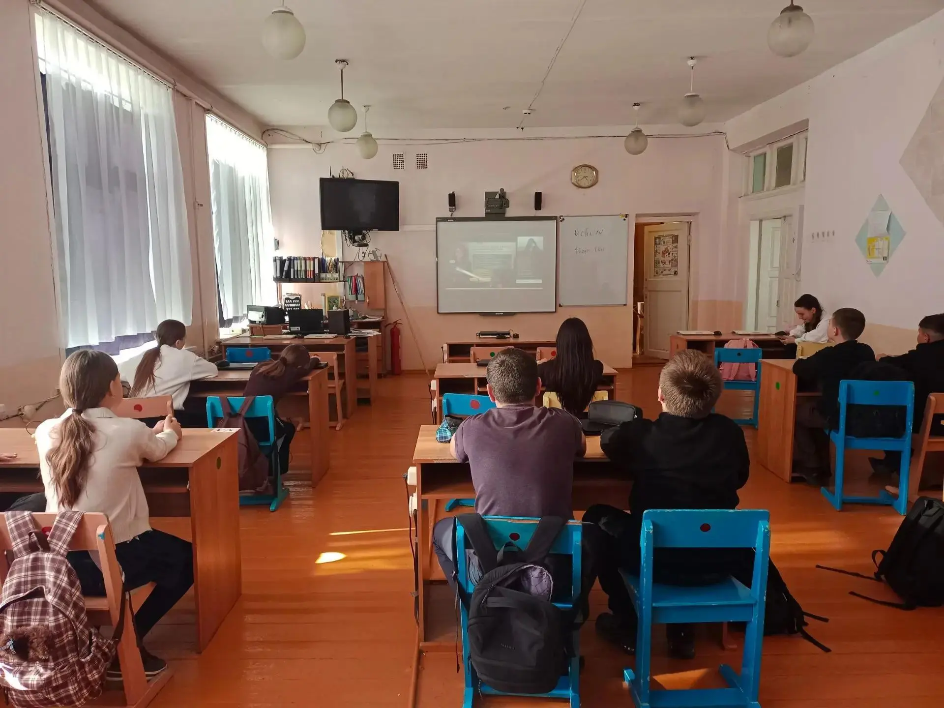 В 6 "А" классе состоялся онлайн-урок «Как менялись платежи: от натурального обмена до о...