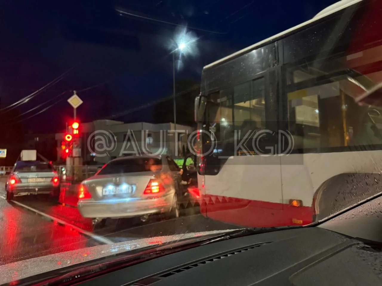 Сегодня около 18:30 на Гагарина у Сургутнефтегаза автобус забодал легковушку.