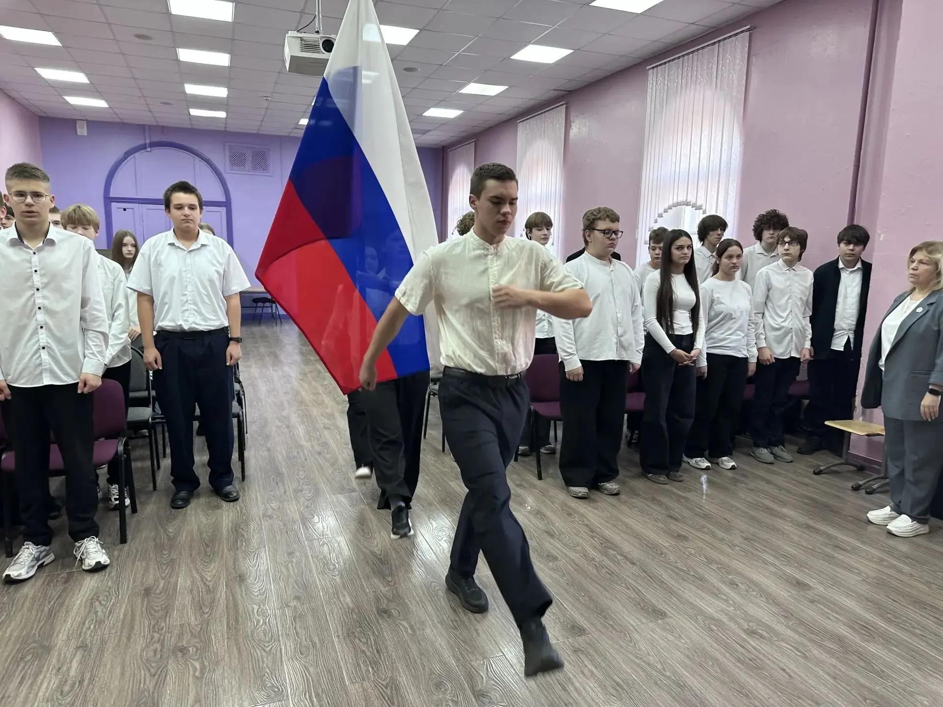 Утро понедельника в нашей школе по традиции началось с торжественной линейки, выноса Го...