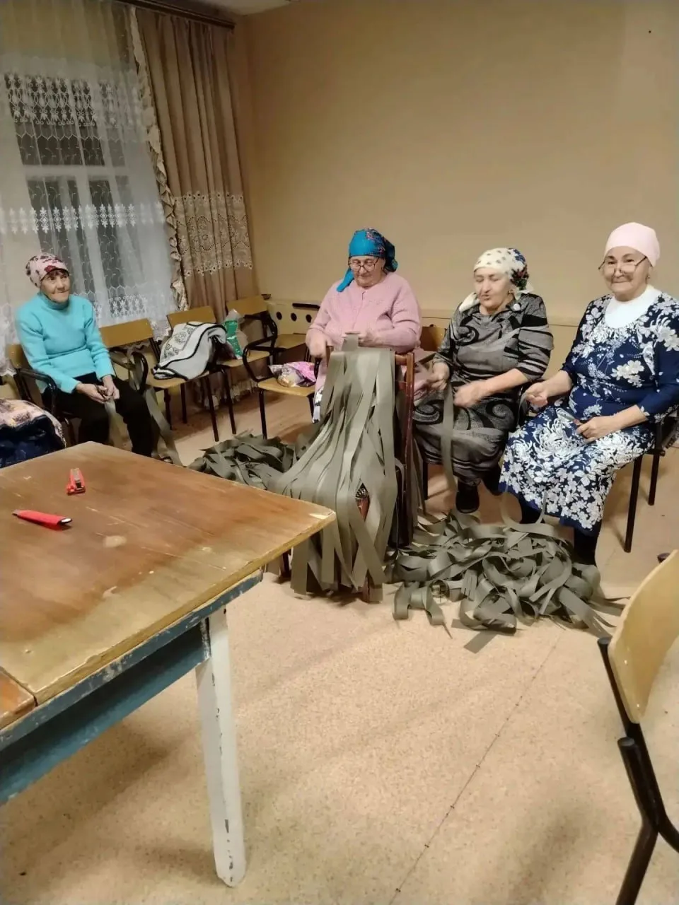 🇷🇺 В Лениногорском районе женщины ежедневно плетут маскировочные сети