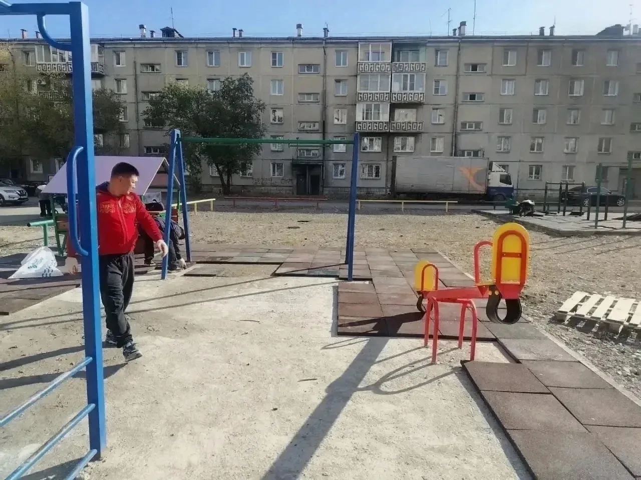 ⚡️В Кызыле восстановили покрытие на детской площадке по Ангарскому бульвару, 25