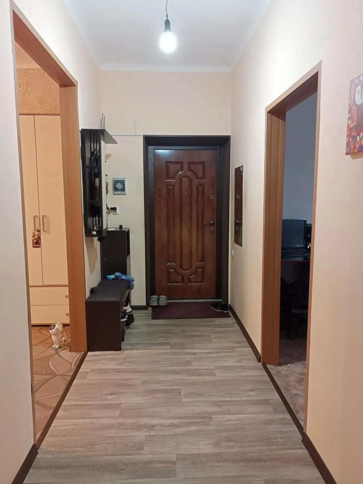 Продам 3-комнатную квартиру в центре Заозерного, 2/2, просторная, светлая, высокие пото...