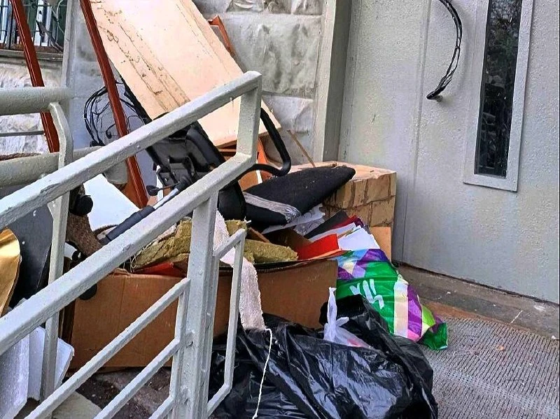 🧹 В Выхино-Жулебино жители жалуются на мусор в подъезде
