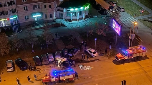 В Новосибирске после ДТП загорелся седан и повредил пять машин