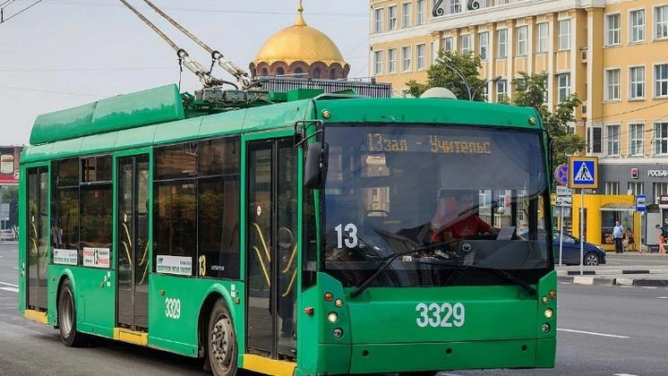 Мужчина напал на мальчика в троллейбусе в Новосибирске