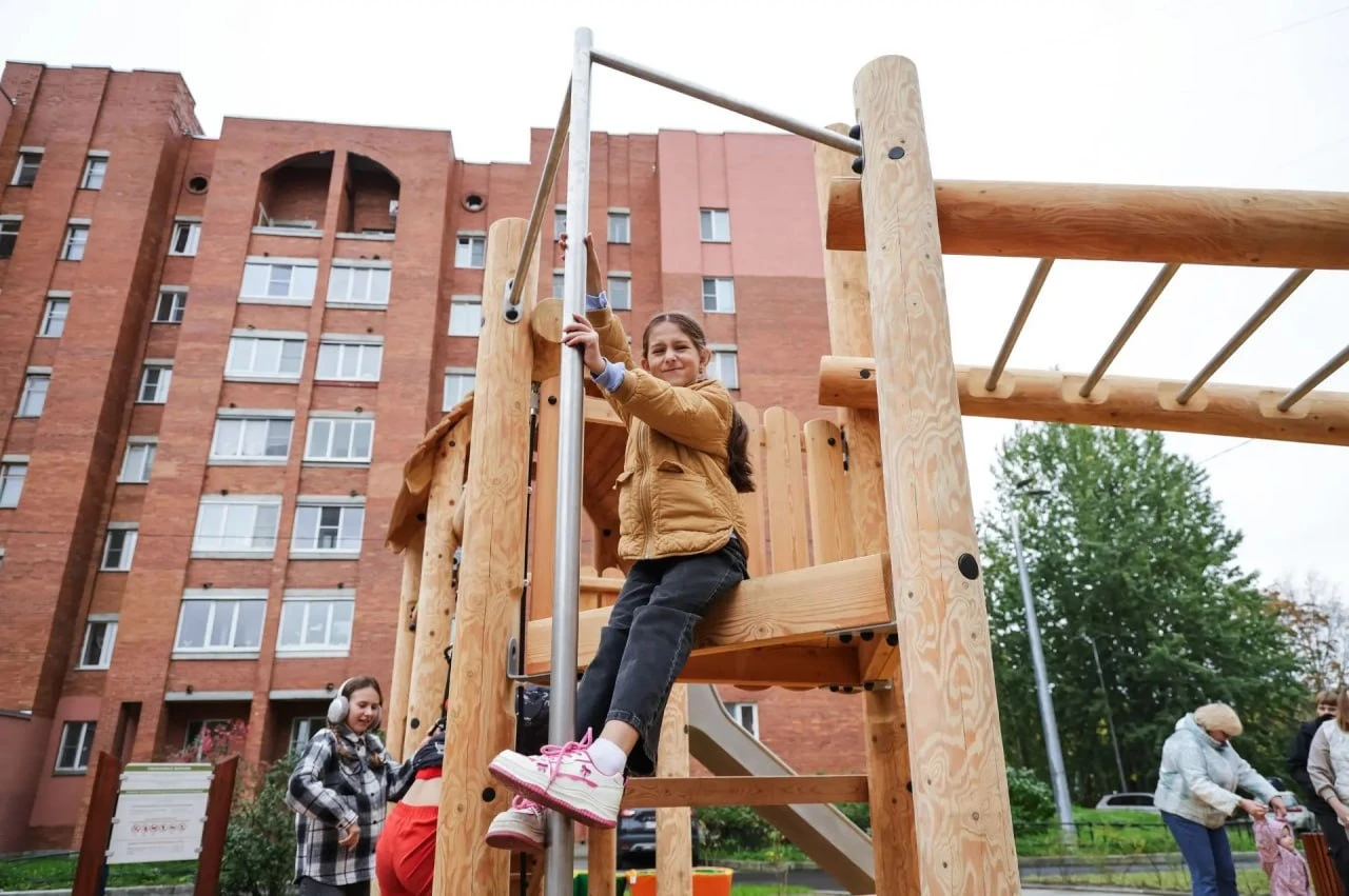 🌳 На Кронштадтском шоссе благоустроили двор с Бабой-ягой