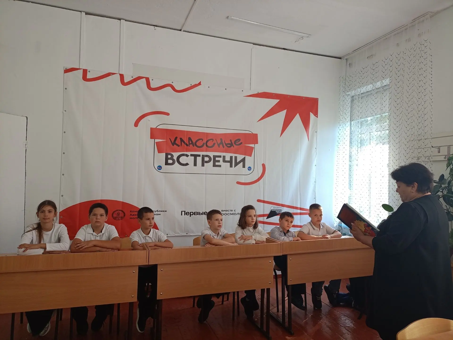В библиотеке  школы № 13 х. Михайлов  прошли громкие чтения «Страница за страницей!»