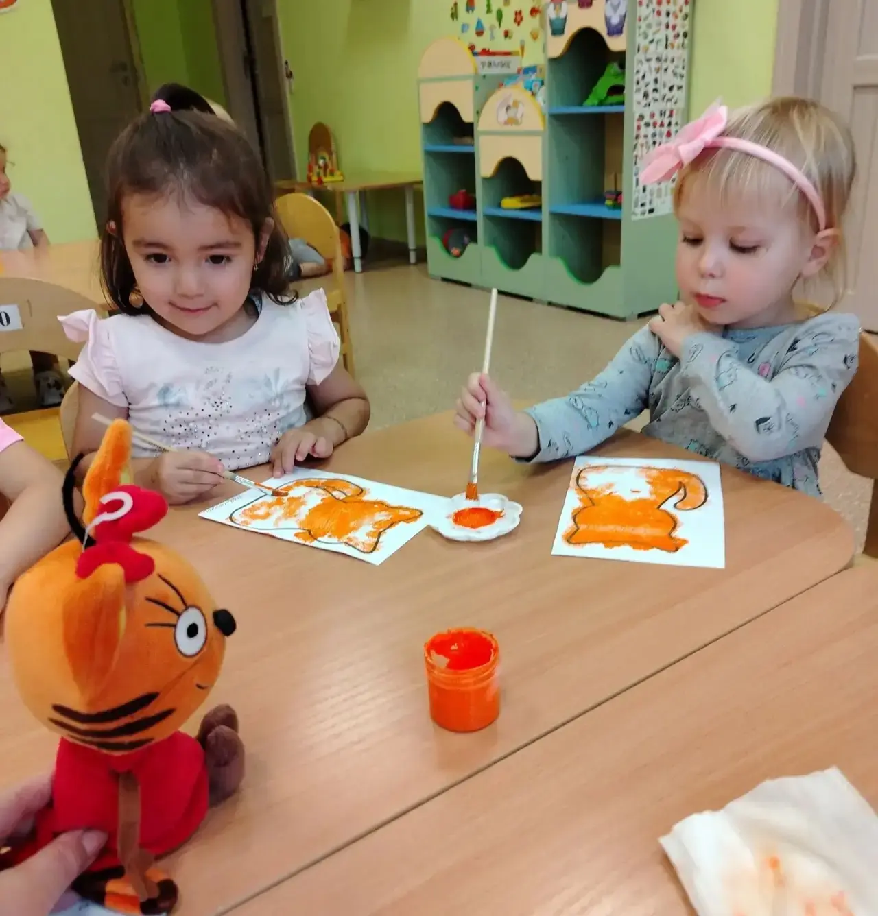 К малышам группы "Золотая рыбка" заглянула любимица детей 🐱Карамелька!