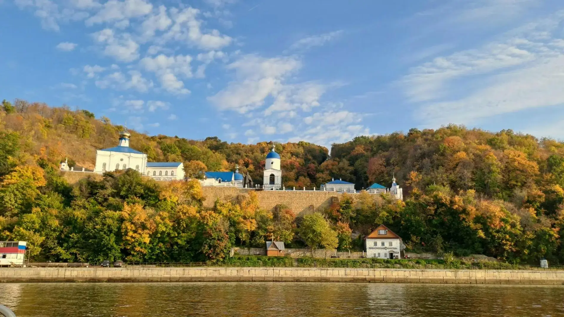Осень украшает природу яркими красками🍂🍃