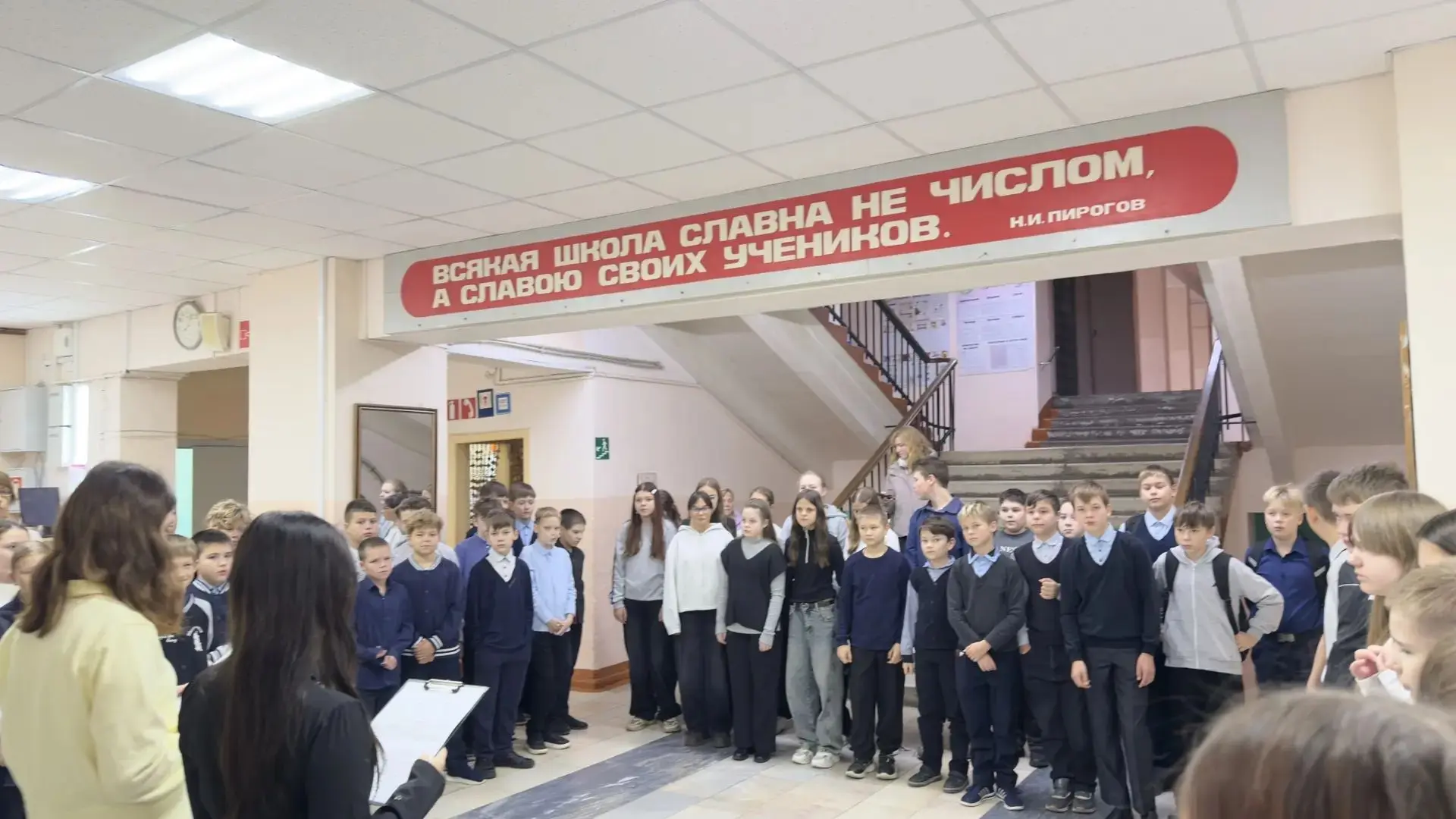 Сегодня в нашей школе прошла традиционная еженедельная линейка.