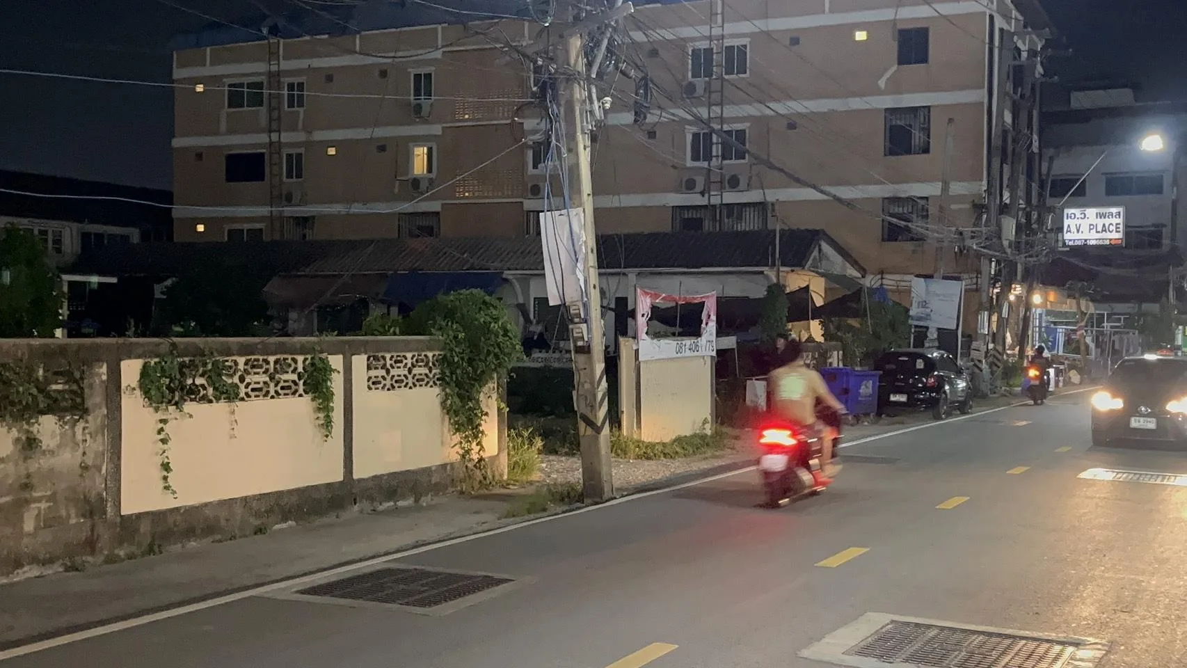 🔦 Водитель мото-такси в Паттайе пожаловался на преследование: седан с неизвестным води...