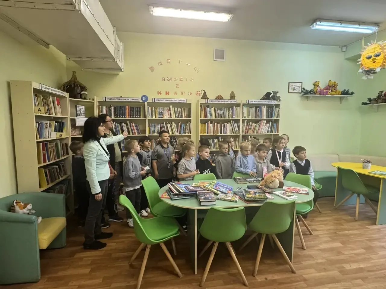 Ученики 1 «В» класса снова отправились в библиотеку №140!