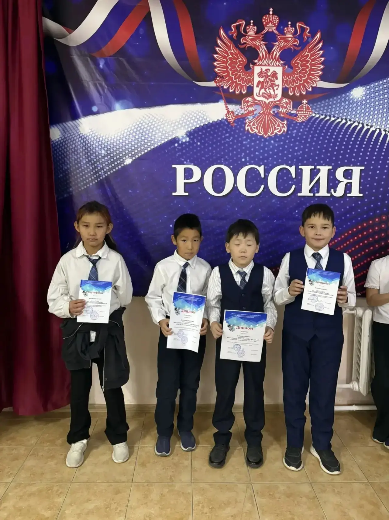 Сегодня в младшей  школе  линейке была посвящена нашим папам, нашим защитникам , умельцам.