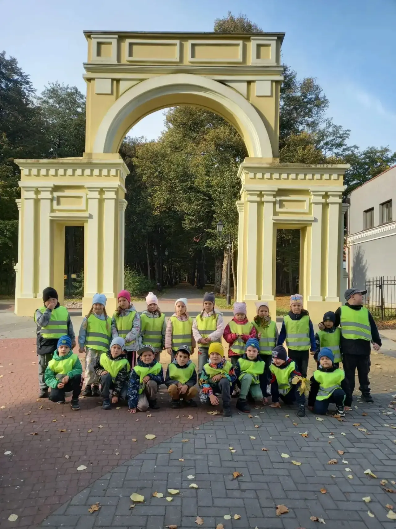 Ребята любят прогулки в любое время года, а осень особенная пора.