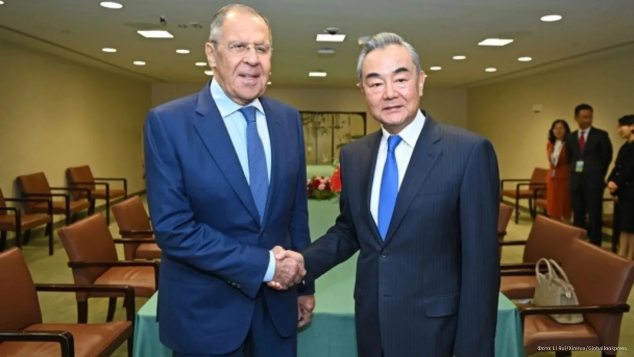 Глава МИД РФ Сергей Лавров передал китайскому коллеге Ван И доклад, посвященный разобла...