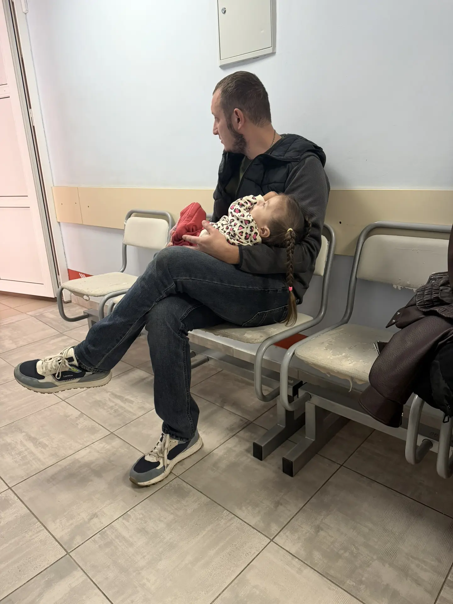 Съездили к ортопеду , назначили дату снятия гипса , но уже в другом учреждении. Сейчас ...