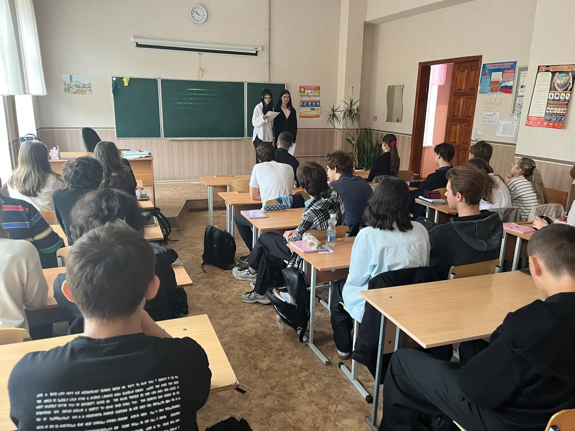 В нашей гимназии состоялась профориентационная беседа с представителями Донецкого эконо...
