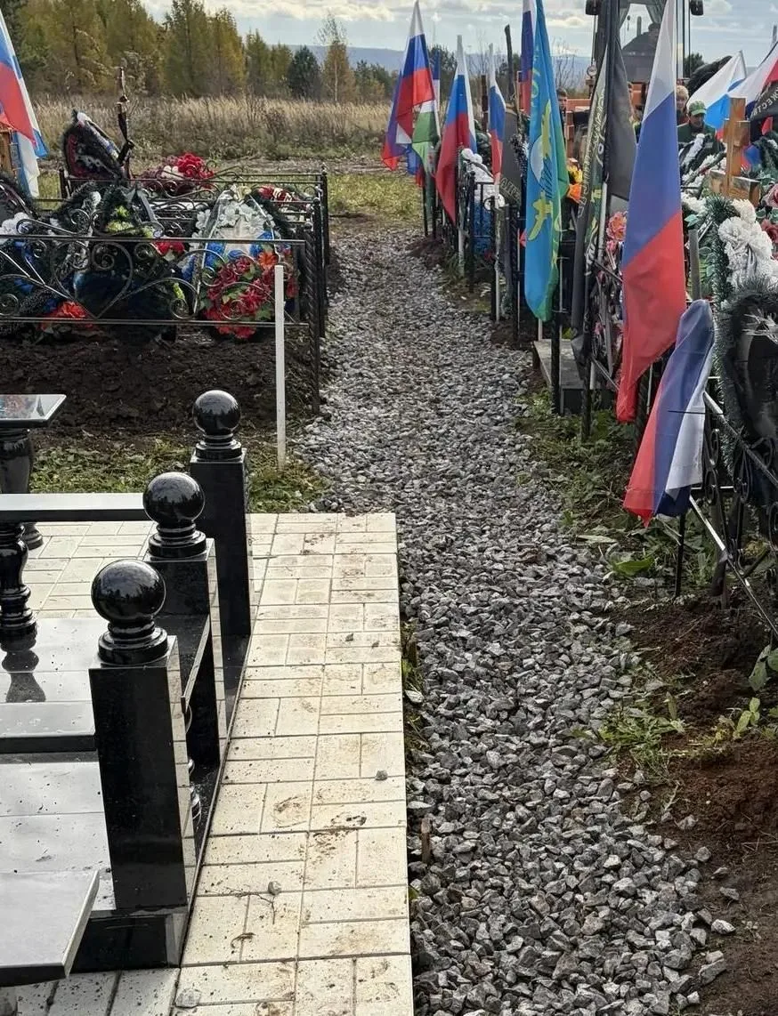 🙏Забота о памяти: на Аллеях славы городского кладбища продолжается благоустройство