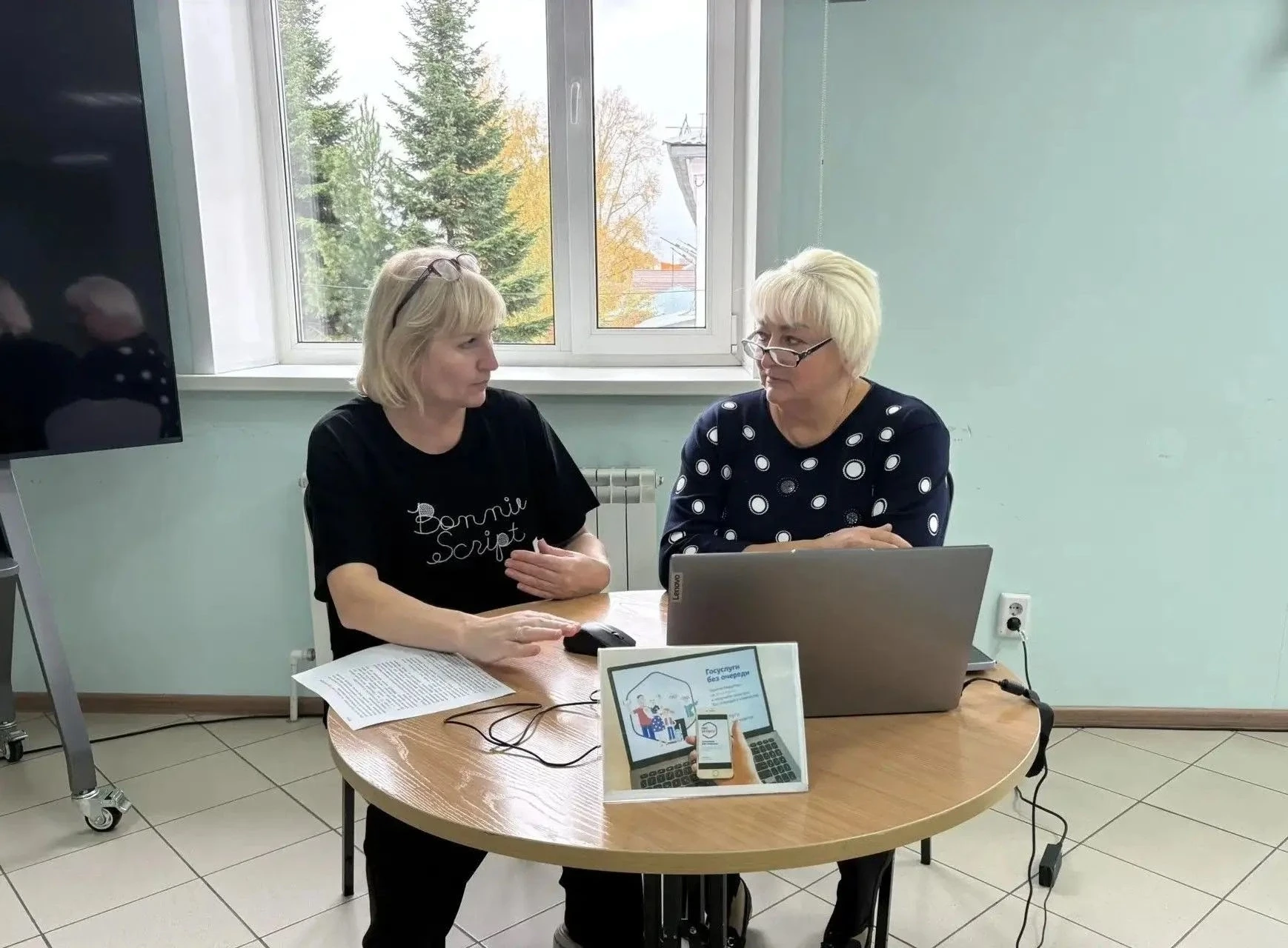 💻 «Госуслуги без очередей»: в Болотнинской библиотеке пенсионеров научили записываться...