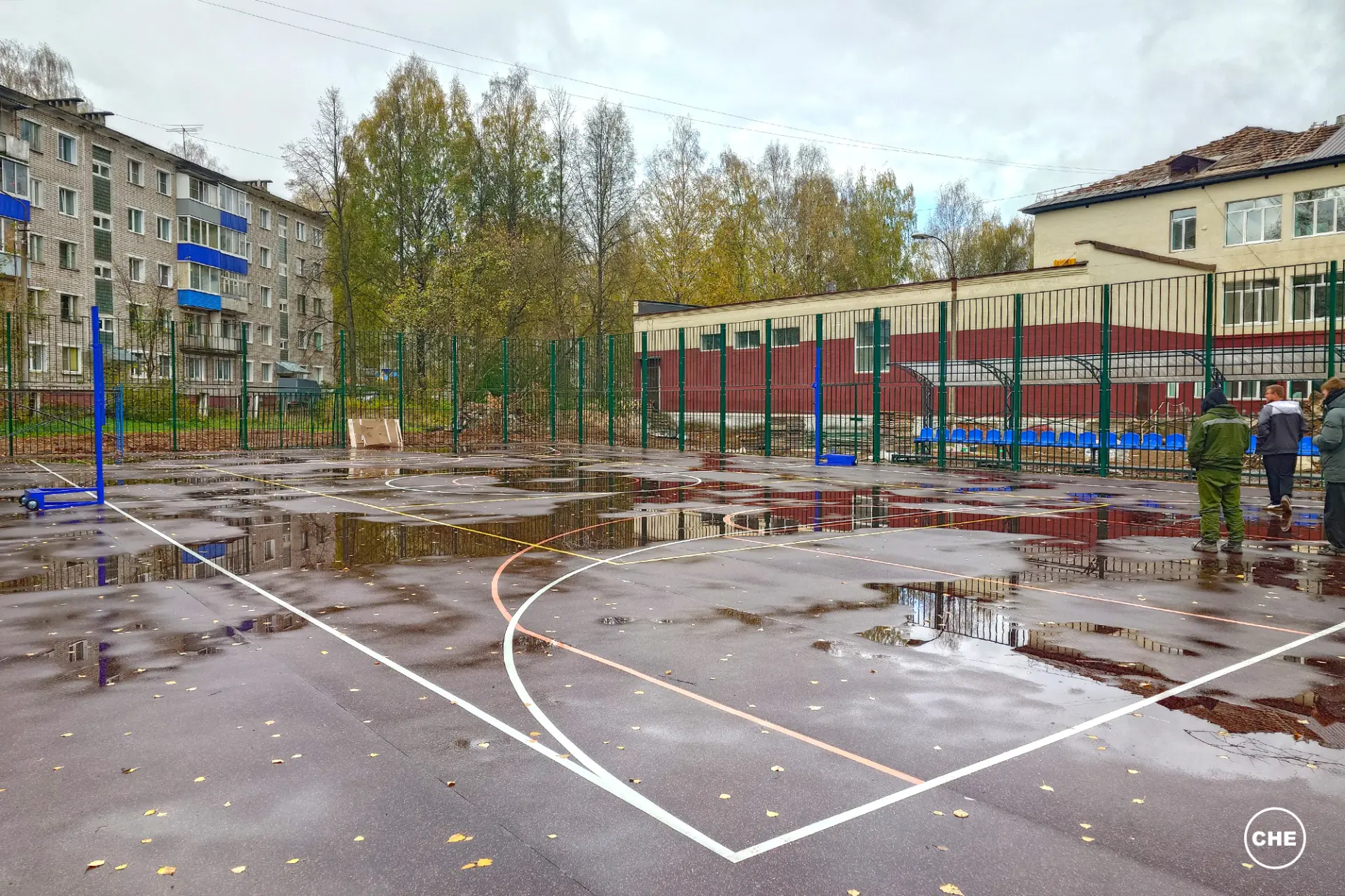 В Черёмушках продолжают строить новую спортивную площадку. На территории «ЦО им. А. Нек...