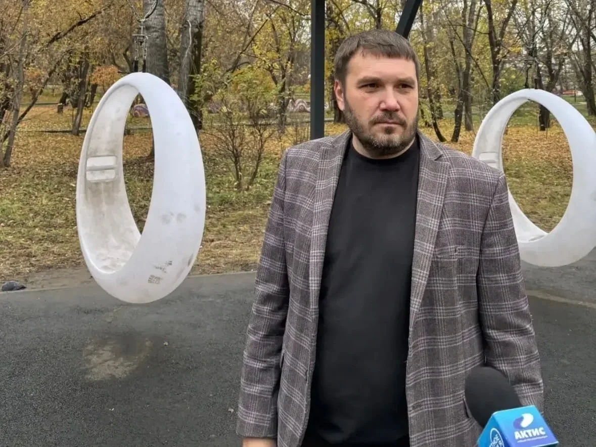 В Ангарске сломали подсветку на новых качелях