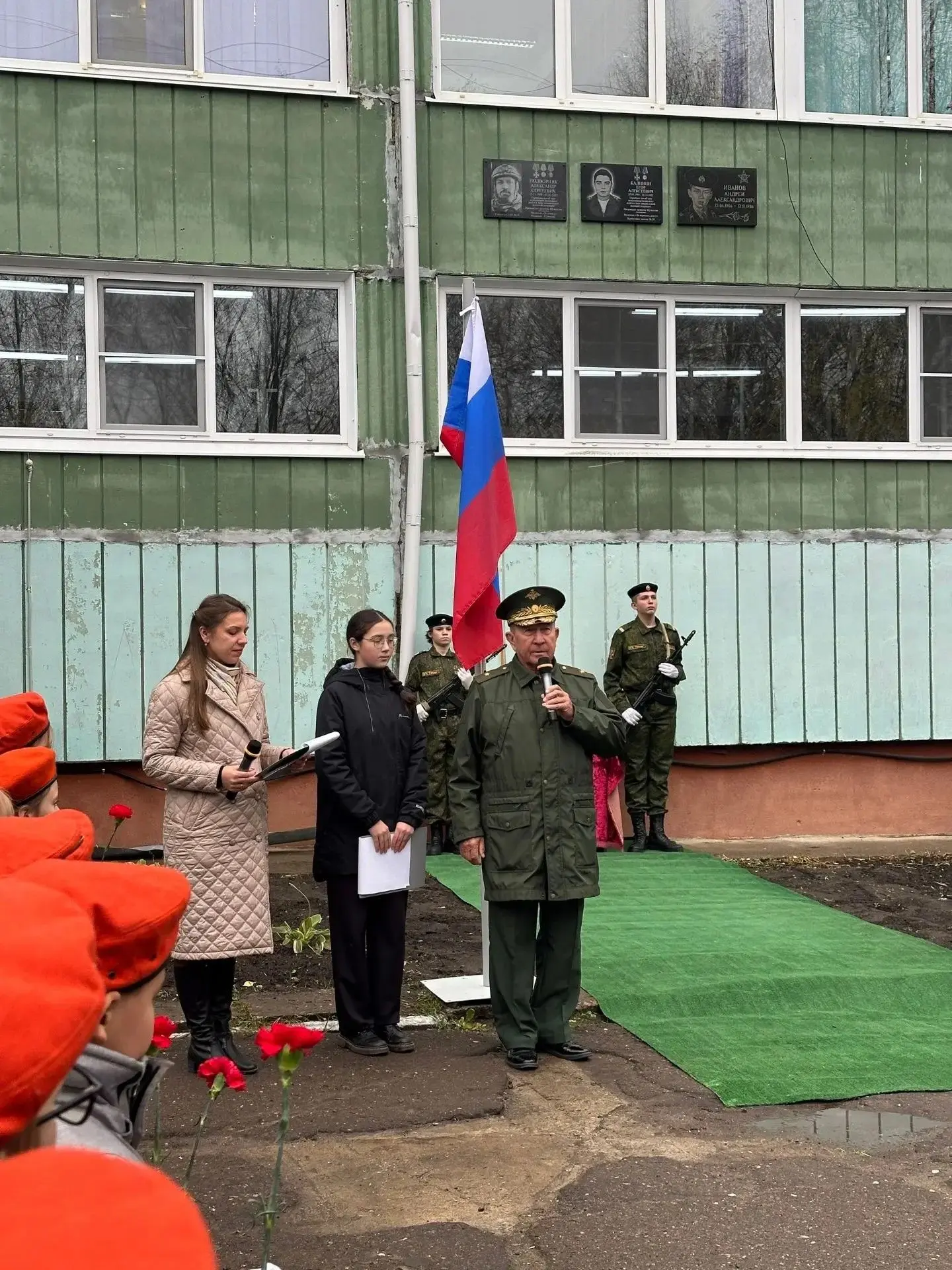 Сегодня в школе №28 открыли мемориальную доску выпускнику — Александру Сергеевичу Подво...