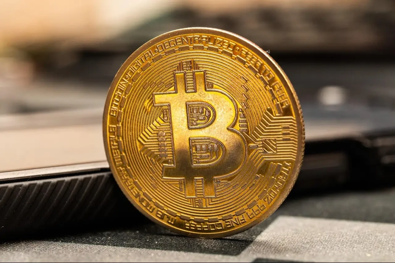 Биткоин стоит около 82,5 тысячи долларов