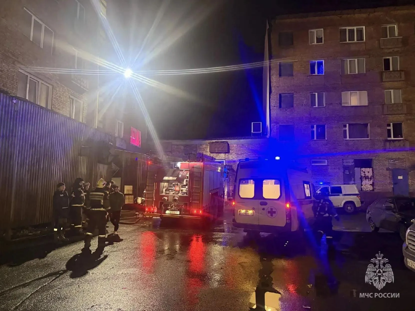🚒 В Норильске из горящего дома спасли четырех человек, включая ребенка