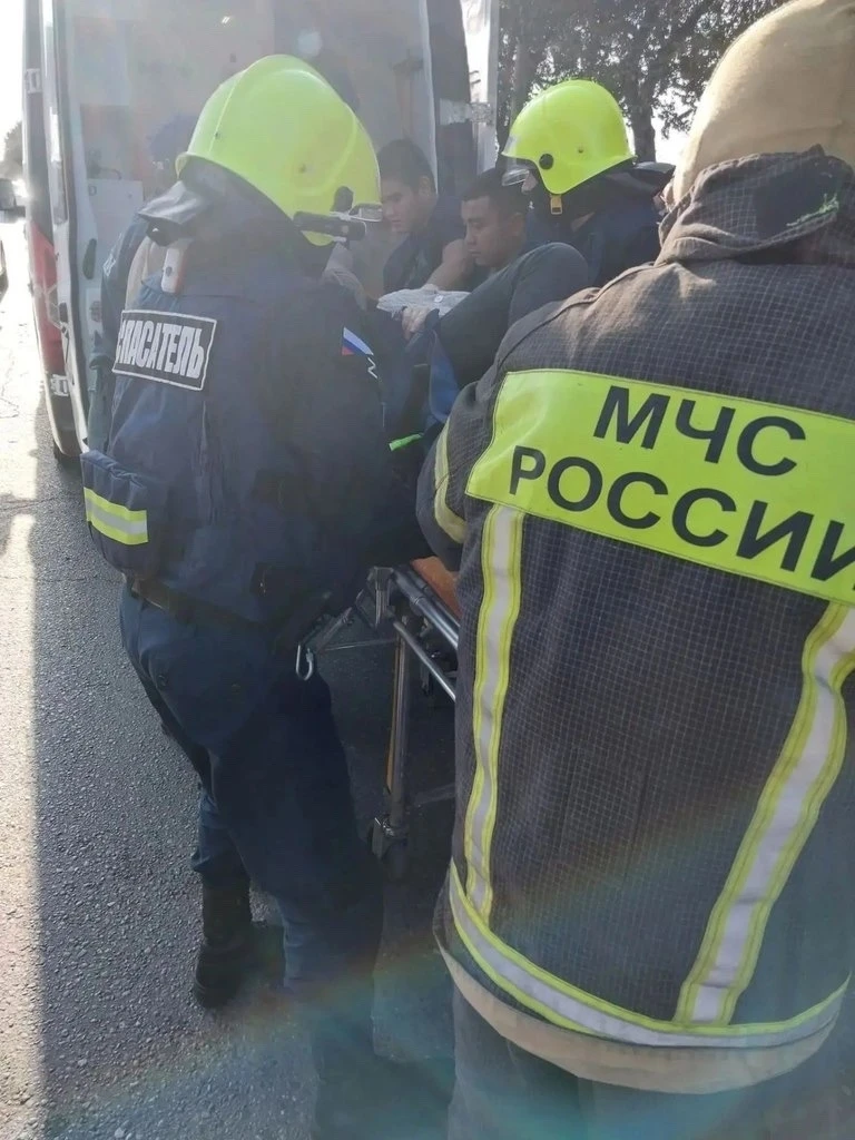 В Астрахани спасатели вытащили женщину из искореженного в ДТП авто.