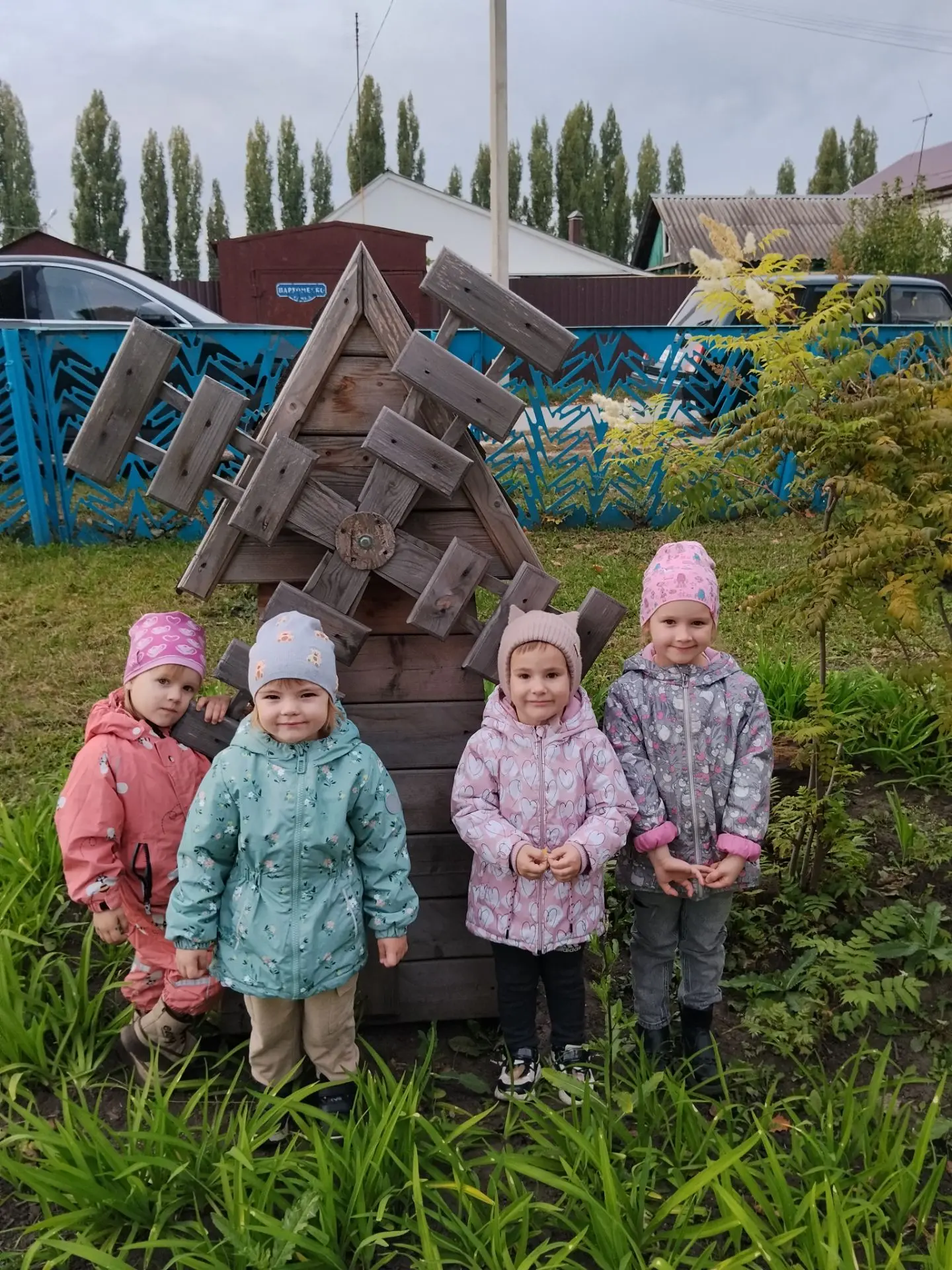 Осенние моменты у родного садика