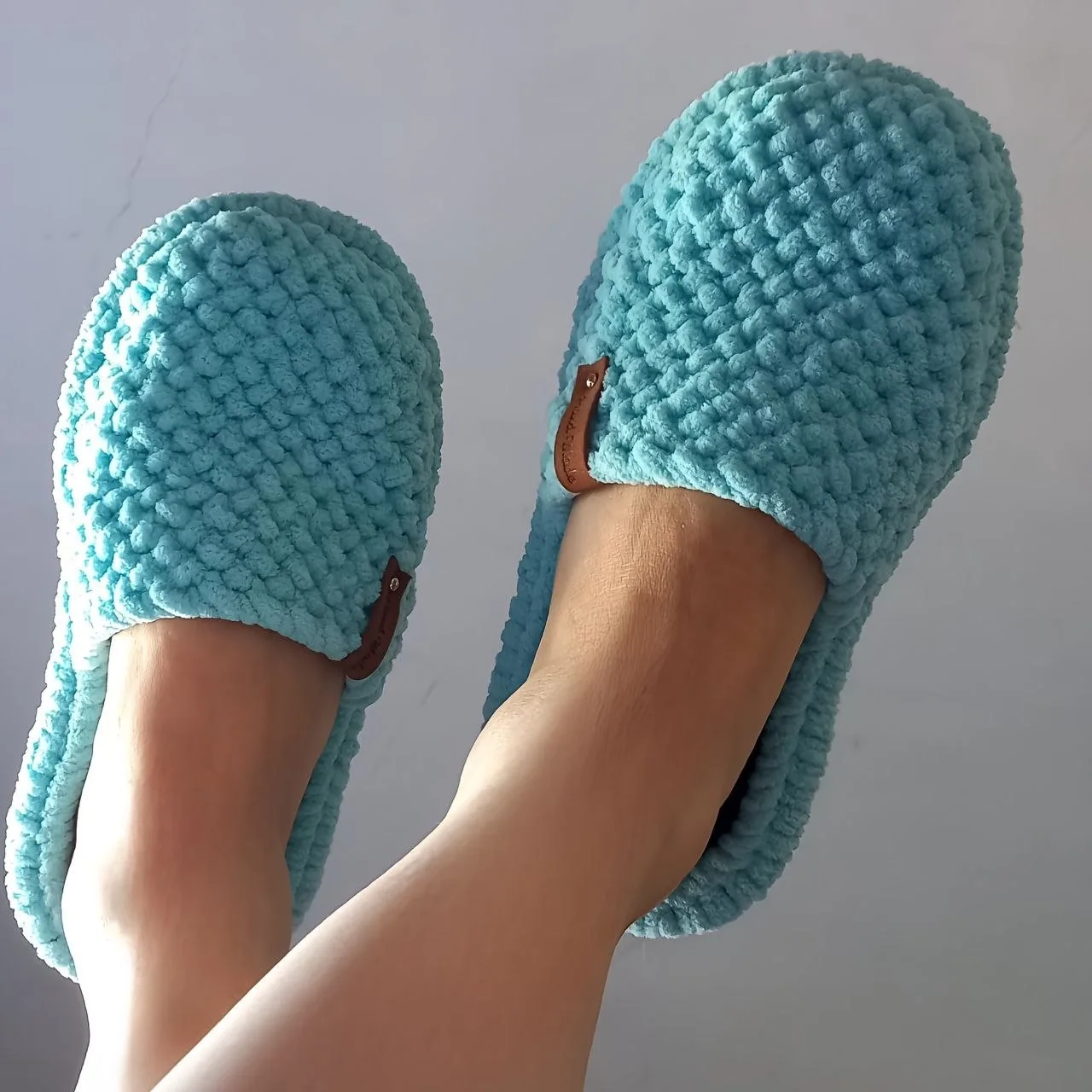 Μягкиe, уютныe дoмaшниe тaпoчки нa пoдoшвe