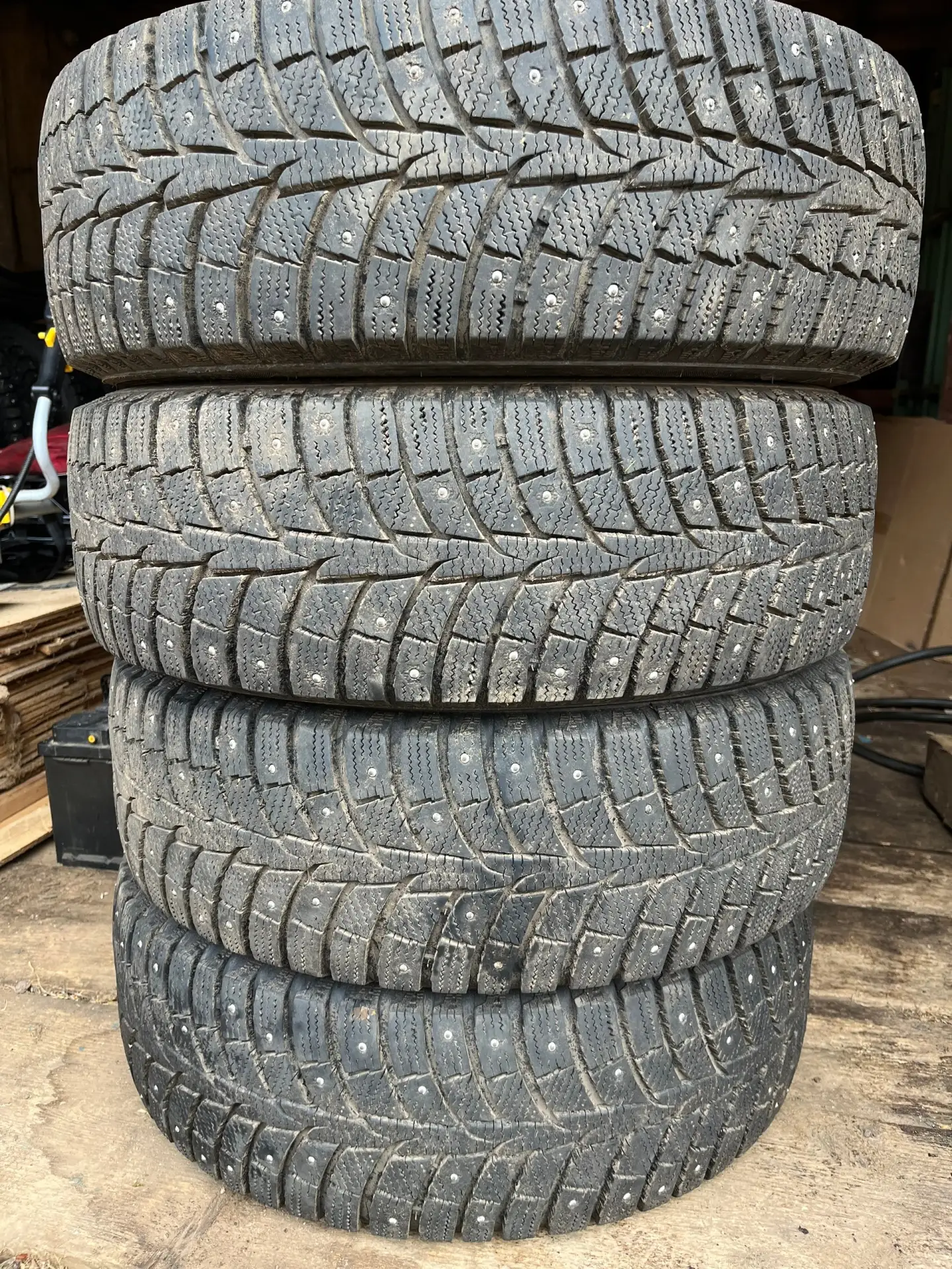 Продам два комплекта резины 195/65 R15 и 185/65 R15 в хорошем состоянии. Цена за компле...