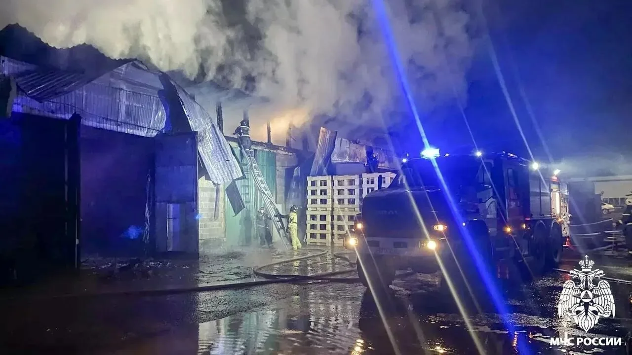 700 квадратных метров охватил огонь на складе в Новокузнецке