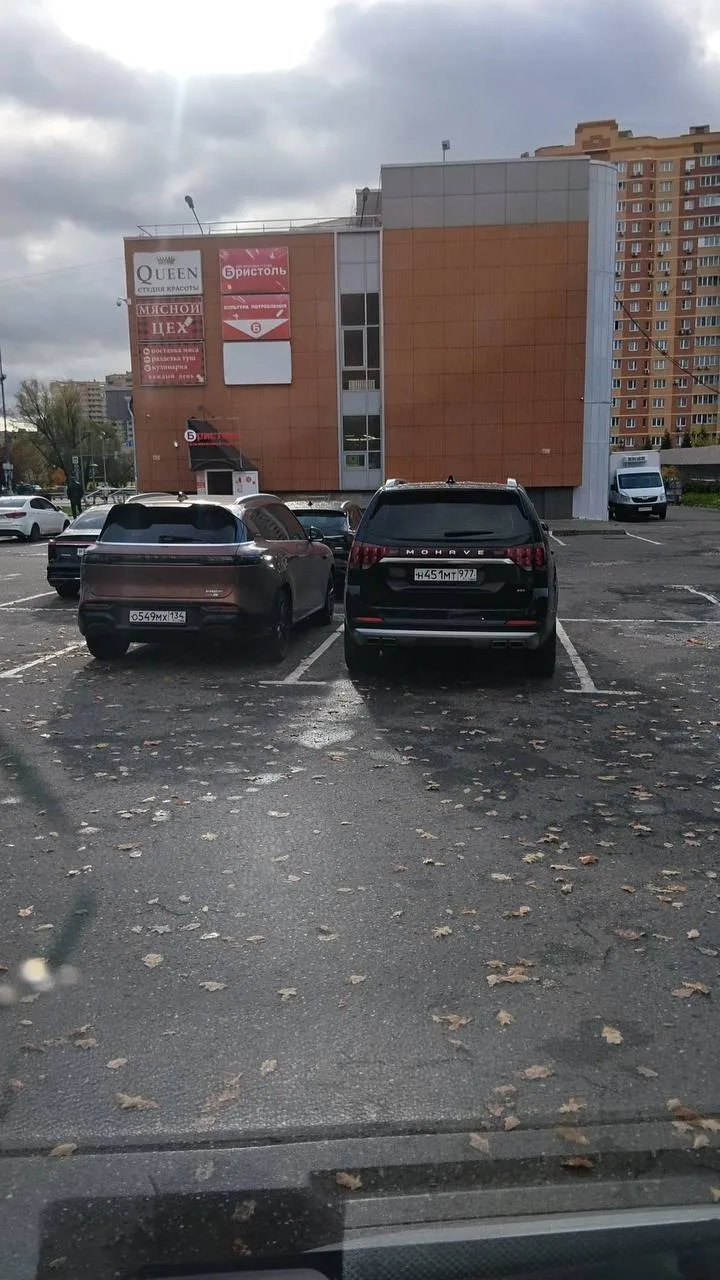 На улице Александры Монаховой владельцы здания и парковки начали бороться с водителями,...