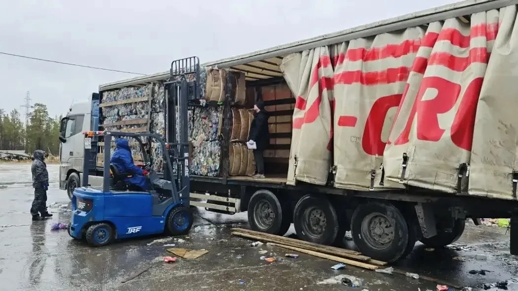 С Ямала в Екатеринбург отправлена партия вторсырья — 7,1 тонны ПЭТ-бутылок.