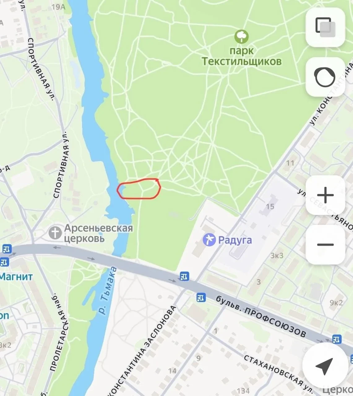 В Тверской области в реку стекает ярко-зеленая жидкость. На необычный цвет воды обратил...
