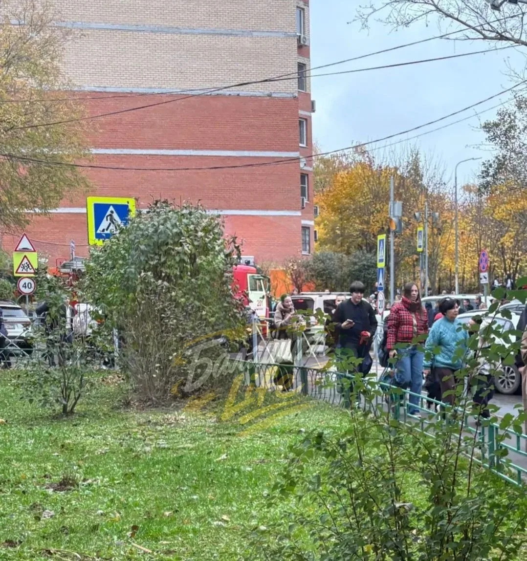 Гимназию номер 1 заминировали? Скорая, пожарные, военные и тд.