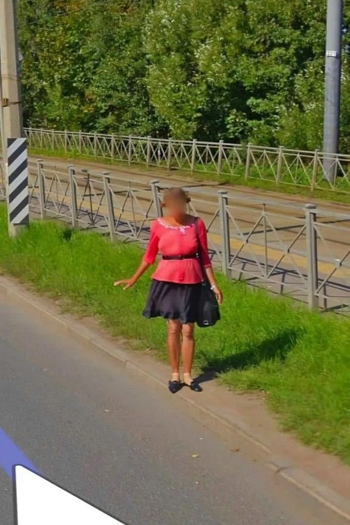 В Петербурге проститутка уже 25 лет стоит на одной и той же точке Петергофского шоссе, ...